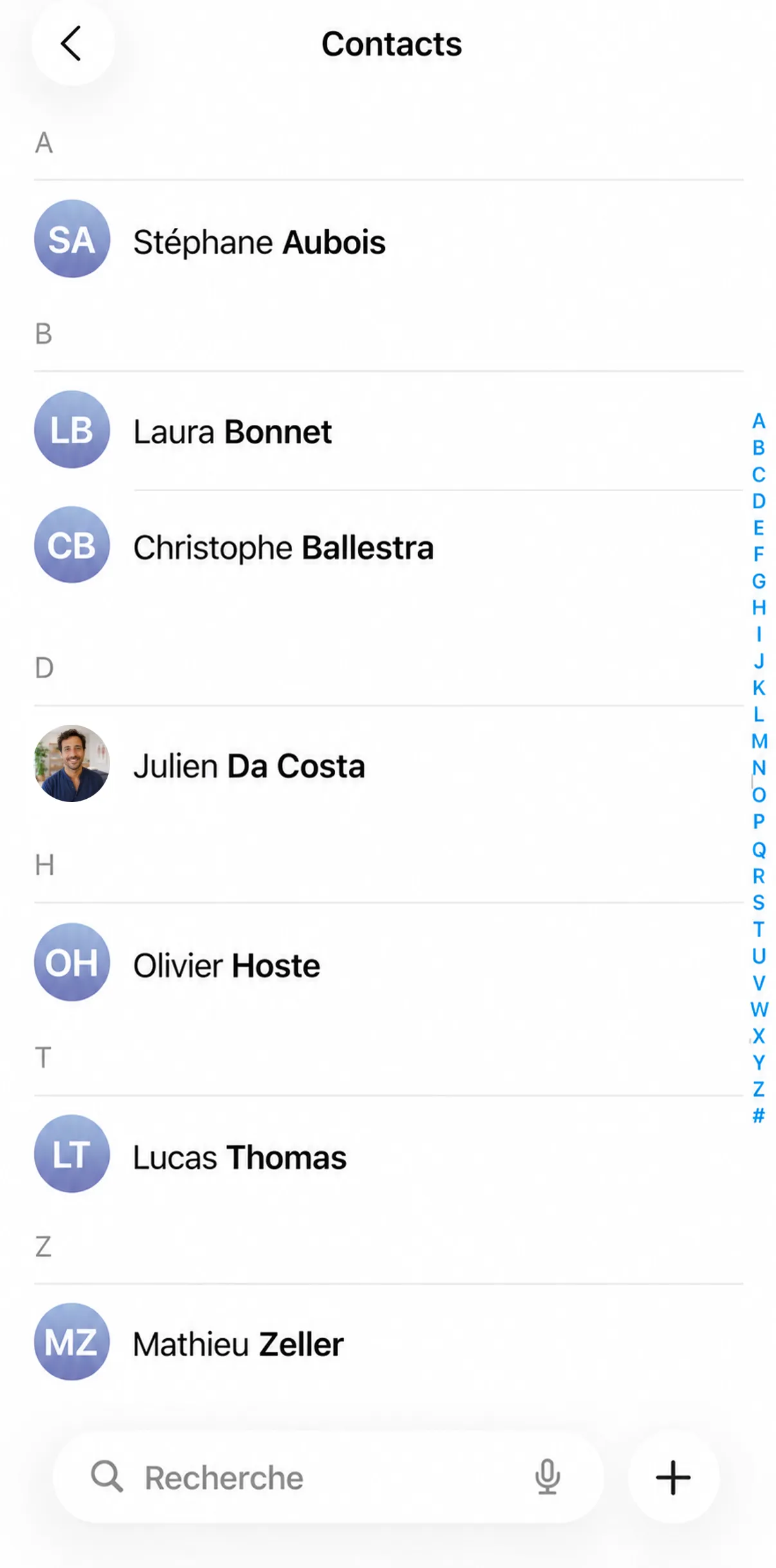 L'application Contacts d'un iPhone : Julien Da Costa enregistré avec sa photo au milieu du répertoire