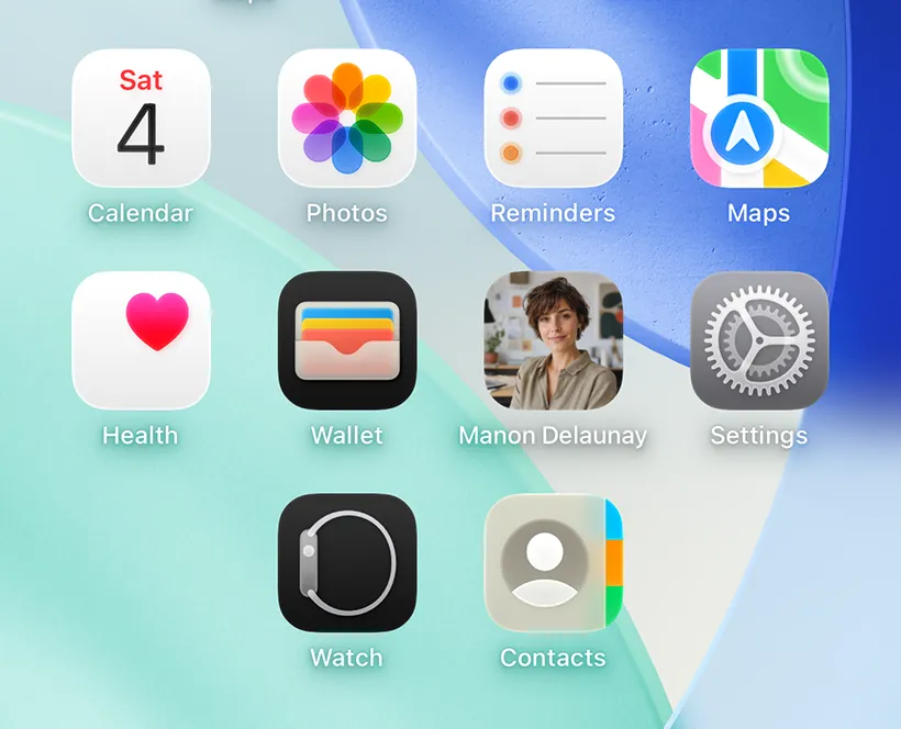 Écran d'accueil d'un iPhone avec l'icône de la carte de visite de Manon Delaunay épinglée parmi les applications